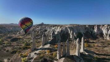 coloré solitaire ballon dans le vallée de l'amour dans la cappadoce video