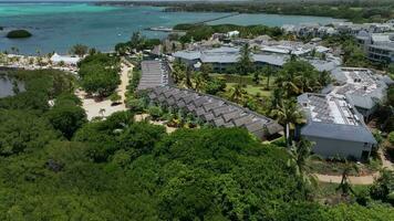 le côte avec une luxe Hôtel dans l'île Maurice, aérien vue video