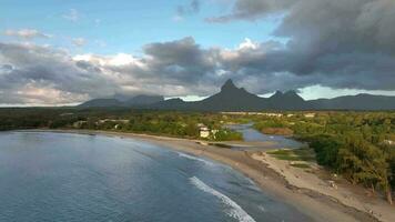 tamarin bukt med vågor och strand på solnedgång, Mauritius, antenn se video