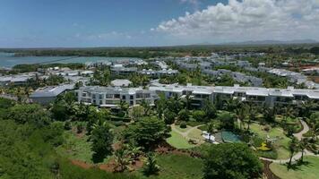 das Küste mit ein Luxus Hotel im Mauritius, Antenne Aussicht video