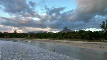 tamarin baai met golven en strand Bij zonsondergang, mauritius, antenne visie video