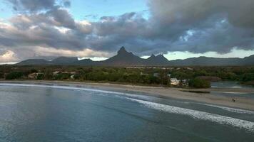 Tamarin Bucht mit Wellen und Strand beim Sonnenuntergang, Mauritius, Antenne Aussicht video