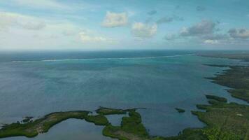 panorama van de oceaan en de groen eilanden van mauritius, antenne visie video