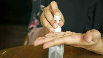 jonge vrouw die handdesinfecterend middel met exemplaarruimte gebruikt video