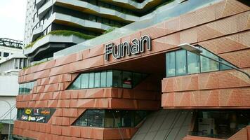 singapur funan 2 de junio de 2022. las tiendas en los edificios del centro comercial funan video