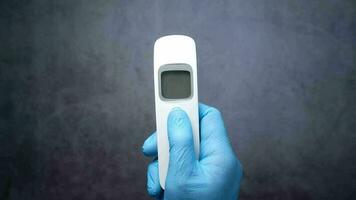 dokter hand- met thermometer controleren temperatuur video