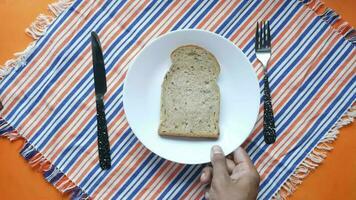 Cutlery and empty plate on color background top down video