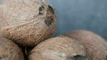 tranche de noix de coco fraîche sur une nappe video