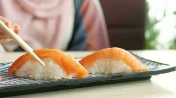traditionelles japanisches Nigiri-Sushi mit Lachs auf Teller video