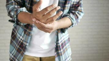 man lijden pijn in de hand close-up video