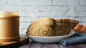 pinda boter, eieren en stack van brood Aan tafel video