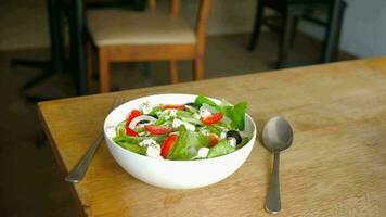 grec salade dans une bol sur café table video
