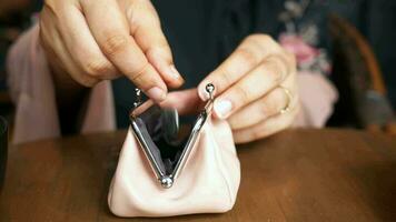 mujer mano abierto un vacío billetera en rosado antecedentes video