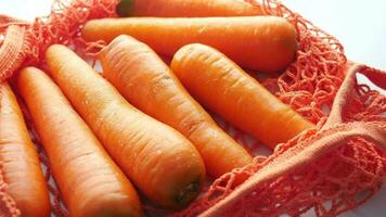 Frais carottes dans une achats planche sur blanc video