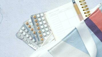 pílulas anticoncepcionais em uma sacola com um planejador na mesa video