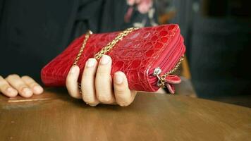 donna di mano Aperto un vuoto portafoglio su rosa sfondo video
