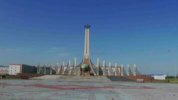 monument dévoué à le combattants contre coronavirus dans taraz, kazakhstan video