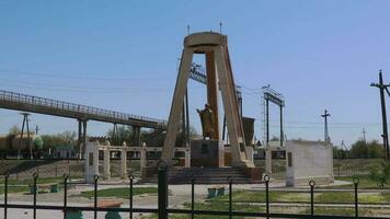 les monuments à kazakh héros dans le ville de aralsk, kazakhstan video