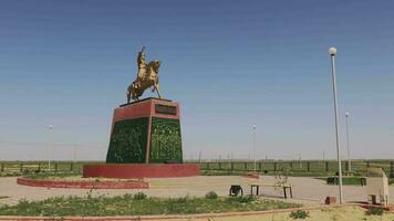 les monuments à kazakh héros dans le ville de aralsk, kazakhstan video