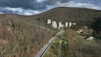 monasterio de manasia en despotovac, serbia, aéreo ver video