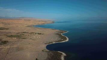 schön Antenne Landschaften von das issyk kul See Küste, Kirgisistan video