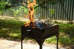 de cerca vacío llameante carbón parrilla con abierto fuego, Listo para producto colocación. verano interrogatorio intenso y frío fuera concepto foto