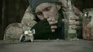 drogue en utilisant et en buvant sans abri caucasien Hommes avec une cigarette video