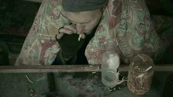 obdachlos Männer unter das beeinflussen Essen sich ausruhen von seine Krug Essen video