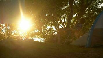attivo all'aperto vivente stile di vita. estate vacanza tenda campeggio. caucasico anziano donna pieno di vita. video