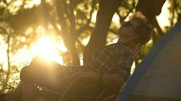 caucasien Sénior femme plein de vie. actif Extérieur vivant mode de vie. été vacances tente camping. video