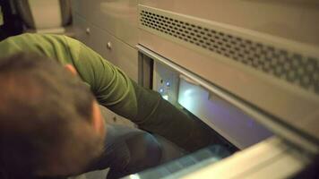 Männer vorbereiten rv Wohnmobil Kühlschrank zum ein Sommer- Jahreszeit video