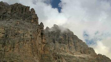 italiensk dolomiter geologi. naturskön bergen täckt förbi moln. video