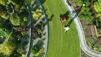 aéreo Visão do profissional jardim trabalhador com empurrar espalhador video