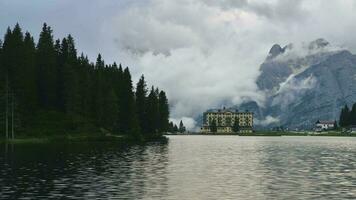 julio 25, 2019. lago misurina y el ópera diocesana san bernardo degli uberti instituto pio xi hora lapso video. video