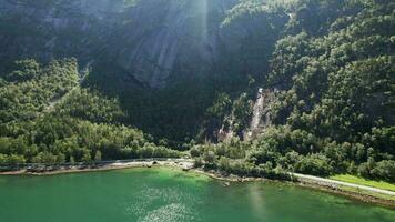 baai en dramatisch rotsachtig landschap van meer og romsdal provincie Noorwegen video