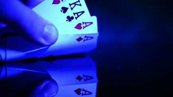 poker spel kaarten in spelers hand- video