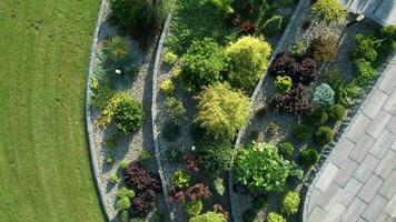 Résidentiel arrière-cour rocaille jardin avec décoratif des arbres video