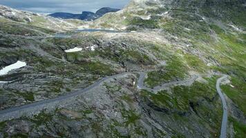 aérien vue de Montagne route près gairanger village video