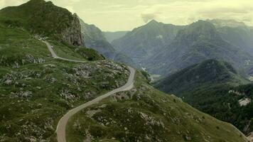 julianisch Alpen Region im das Slowenisch Berg Landschaft Antenne Filmaufnahme. video