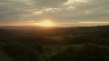 menor Polonia puesta de sol paisaje aéreo imágenes. malopolska región. video