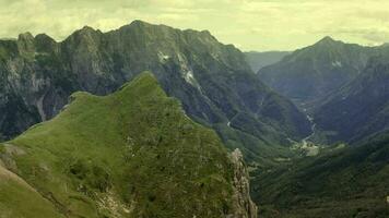 aereo panoramico metraggio di strada per mangart montagna regione nel il julian Alpi di slovenia, Europa. video
