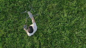 caucasien Hommes dans le sien 30s avec une drone rester dans une milieu de le prairie. vidéo pris de au-dessus de. video