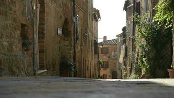 escénico italiano pueblo calle algun lado en el toscana región de el Italia. video