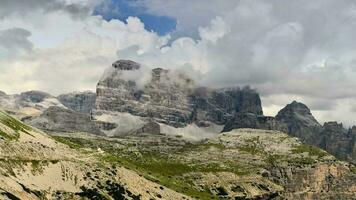 escénico italiano dolomitas picos durante Tormentoso verano día. misurina, Italia. hora lapso video. video