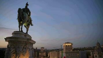 ecuestre estatua de Víctor emmanuel ii por enrico chiaradia en el Roma, Italia. video