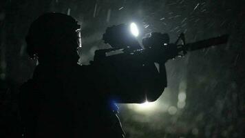 lento movimento cenas do especial forças soldado em dever dentro denso floresta às noite durante tendo chuva. militares tema. video