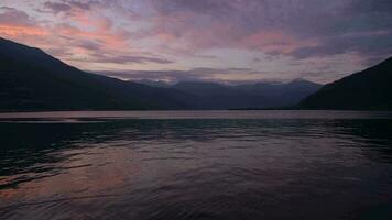 scénique Lac Côme le coucher du soleil. photo pris de le ville de bellano front de mer promenade. italien célèbre destination. video