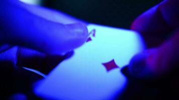 Poker Spieler suchen auf seine Karten video