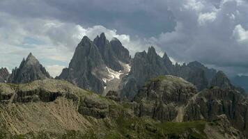 cadini di misurine Montagne pics couvert par orageux des nuages. Belluno province, Italie. italien dolomites. video