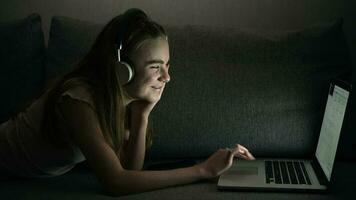 ragazza e sua pigro tempo nel davanti di il computer portatile computer video